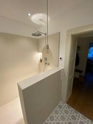 Fertigmontage!!! Es war viel Arbeit, aber das Ergebnis ist Perfekt. Badsanierung im Denkmalgeschützten Siedlungsbau. Hier treffen moderne Akzente auf alte Eleganz. &nbsp;&copy;&nbsp;Mark Kniel GmbH